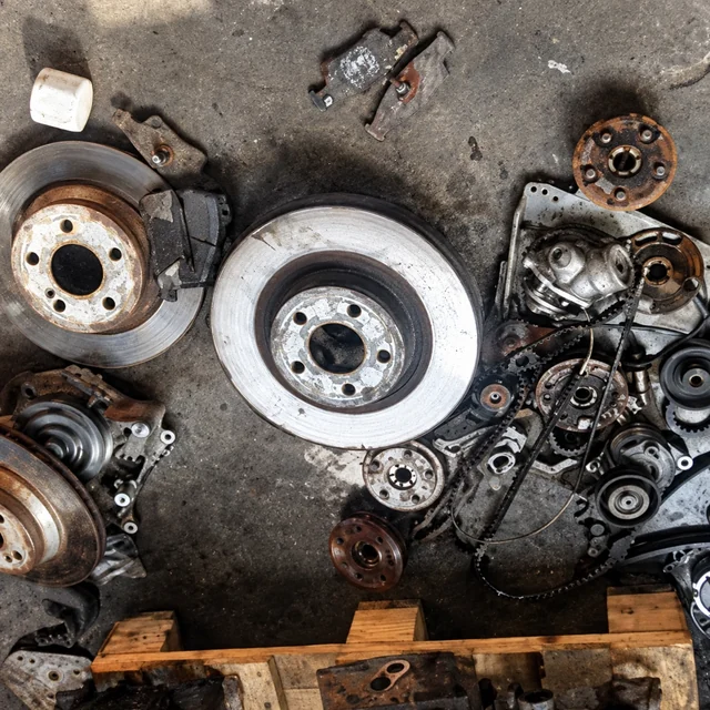 Mercedes-Benz – Bauteile auf der Werkbank