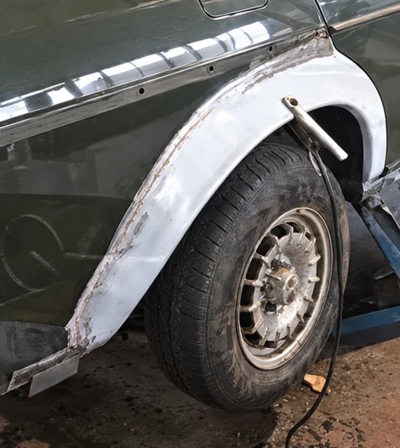 Mercedes-Benz W123 – Arbeiten an der Karosserie – Foto 13